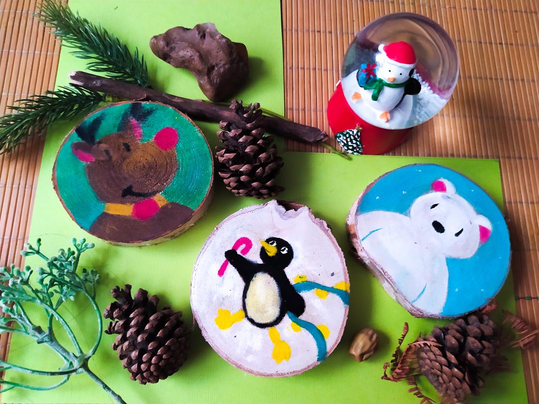 Peintures sur rondelles d'arbres: ours blanc, renne et pingouin